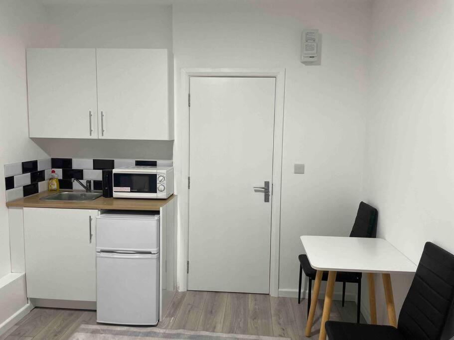 Studio Flat Private Shower Wc And Kitchenette London Exterior photo